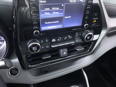 Used 2020 Toyota Highlander LE AWD/4WD image 15