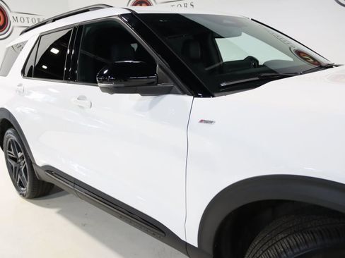 Used 2025 Ford Explorer ST-Line w/ Premium Package image 8