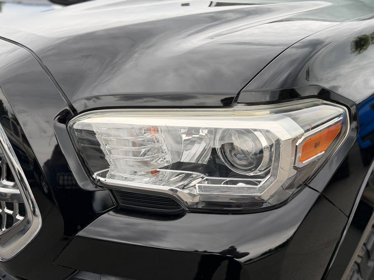 Used 2017 Toyota Tacoma TRD Sport w/ Premium & Technology Package AWD/4WD image 16