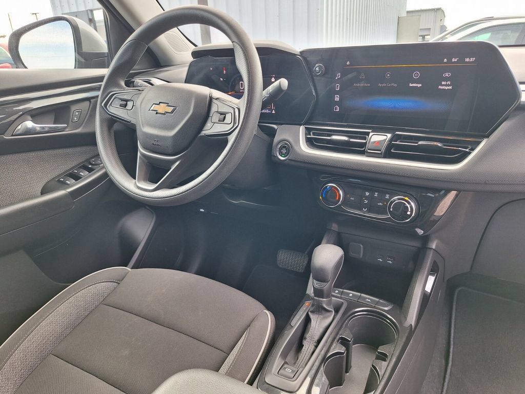 Used 2025 Chevrolet TrailBlazer LT FWD image 25