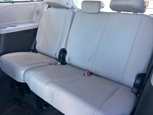 Certified 2020 Toyota Sienna Limited Premium FWD image 17