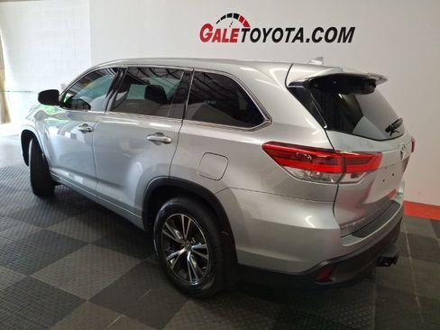 Used 2018 Toyota Highlander Plus AWD/4WD image 10
