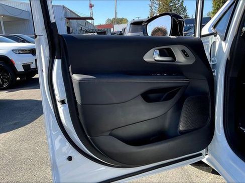 New 2026 Chrysler Pacifica Select image 21