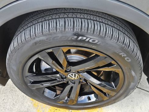 Certified 2024 Volkswagen Tiguan SE R-Line AWD/4WD image 10