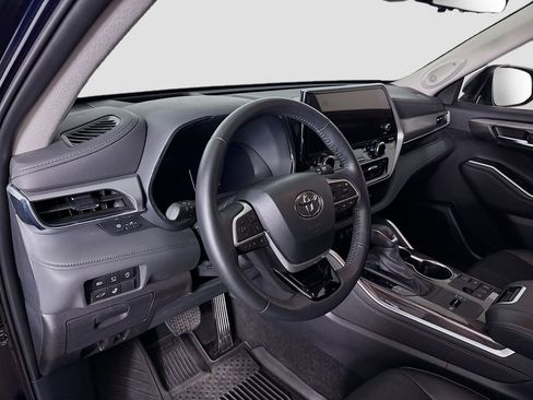 Certified 2024 Toyota Highlander Platinum FWD image 9