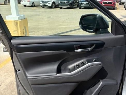 Used 2026 Toyota Highlander XLE AWD/4WD image 32