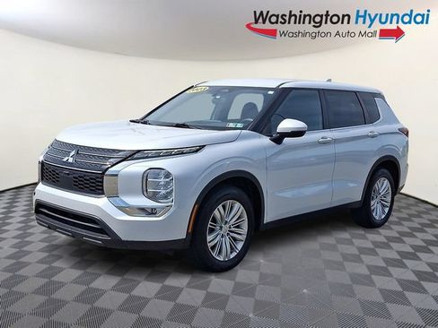Used 2023 Mitsubishi Outlander ES FWD image 3