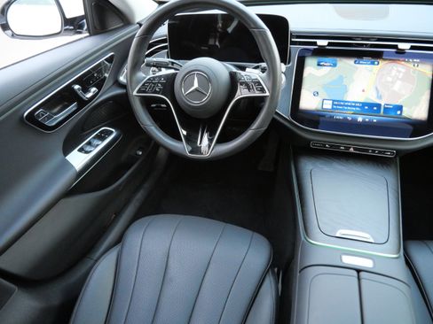 Used 2025 Mercedes-Benz E 350 4MATIC Sedan image 9