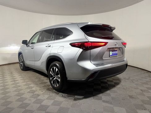 Used 2021 Toyota Highlander XLE AWD/4WD image 4