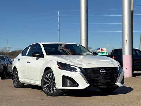 New 2025 Nissan Altima 2.5 SV image 2