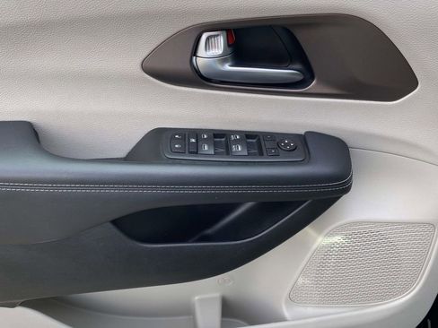 Used 2023 Chrysler Voyager LX image 14