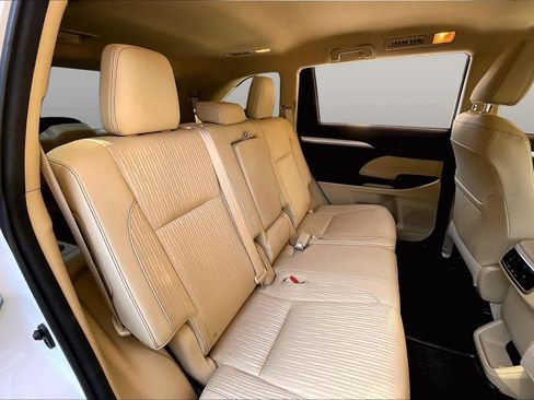 Used 2016 Toyota Highlander Plus FWD image 20
