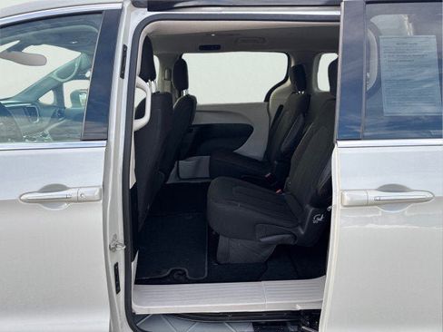 Used 2020 Chrysler Pacifica Touring image 13