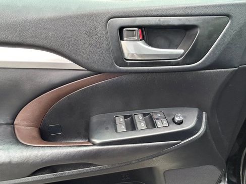 Used 2019 Toyota Highlander XLE AWD/4WD image 11