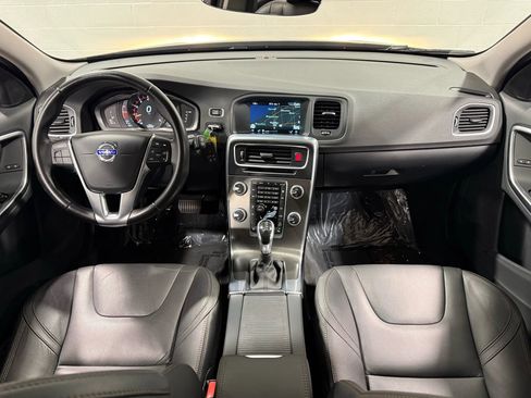 Used 2016 Volvo V60 T5 Cross Country image 22