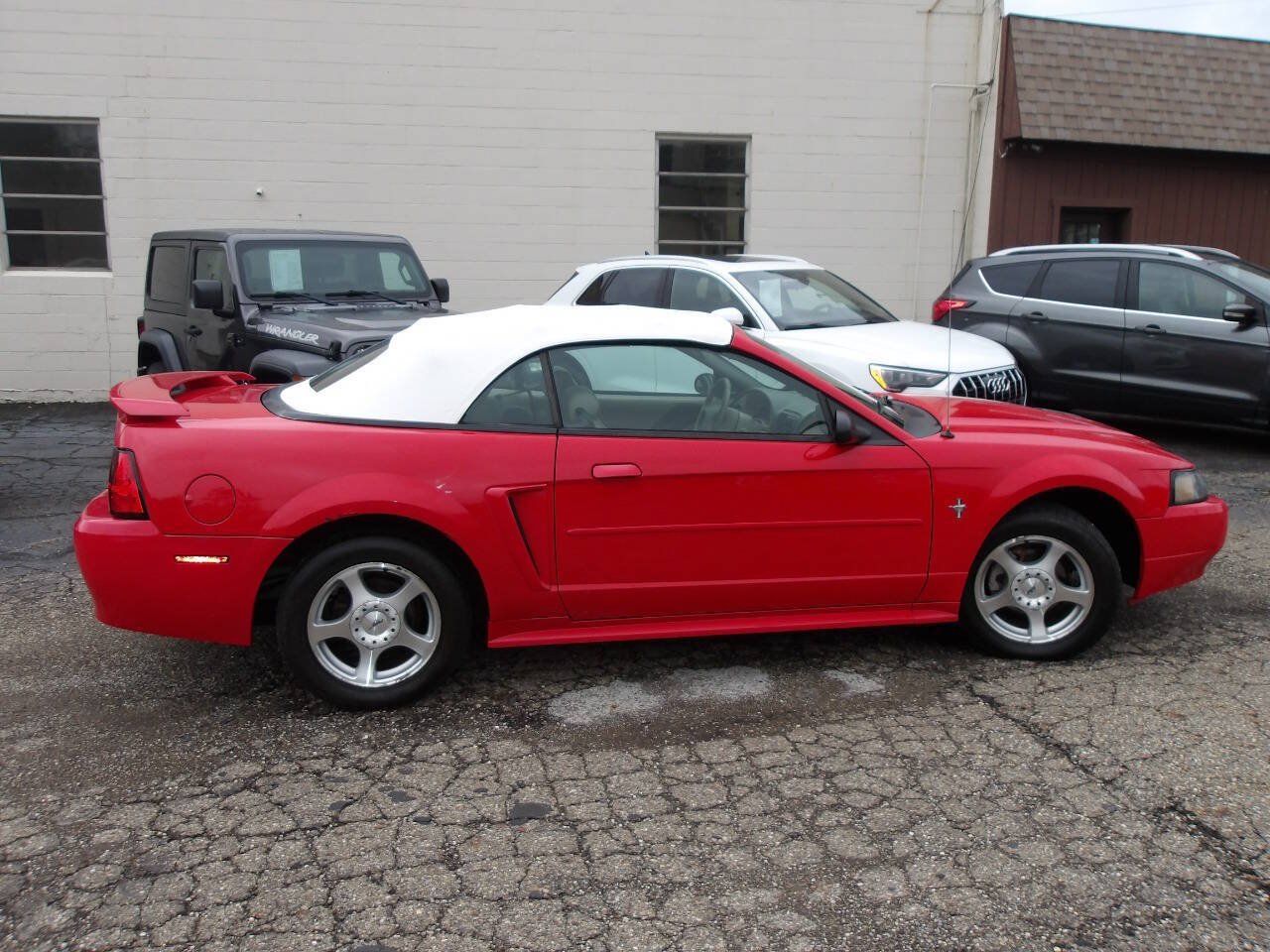 Used 2003 Ford Mustang Convertible RWD image 4