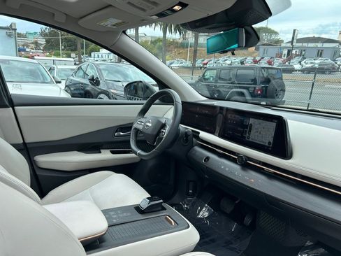 Used 2023 Nissan Ariya FWD image 32