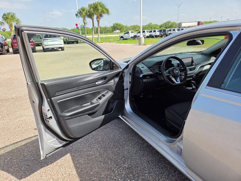 Used 2024 Nissan Altima 2.5 SV FWD image 12