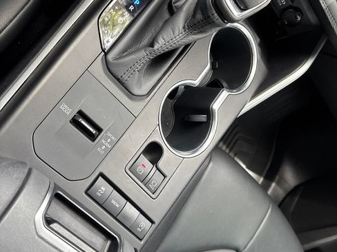 Used 2020 Toyota Highlander XLE FWD image 35