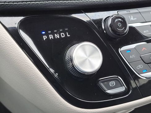 Used 2024 Chrysler Pacifica Select image 26