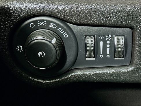 Used 2021 Chrysler Pacifica Touring-L w/ Uconnect Theater Family Group AWD/4WD image 10