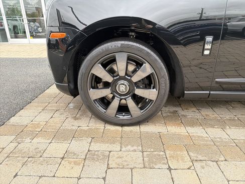 Certified 2023 Rolls-Royce Cullinan w/ Cullinan Package image 6