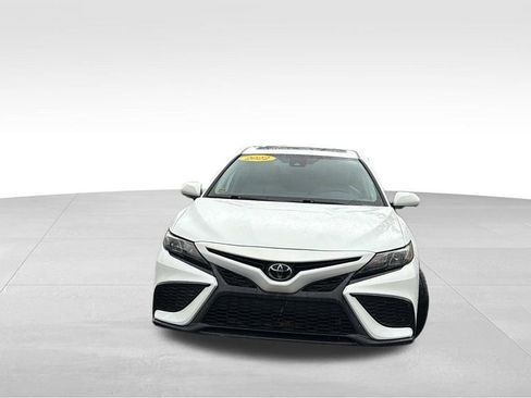 Used 2022 Toyota Camry SE image 2