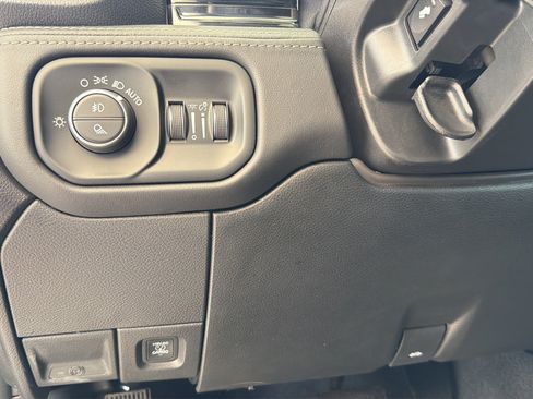 Used 2025 RAM 2500 Limited AWD/4WD image 23