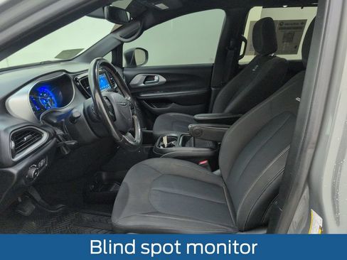 Used 2020 Chrysler Pacifica Touring w/ S Appearance Package FWD image 4