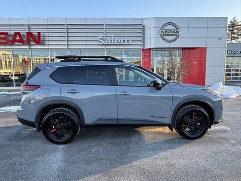 Used 2025 Nissan Rogue SV image 2