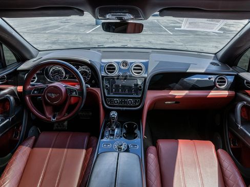 Used 2017 Bentley Bentayga AWD/4WD image 35