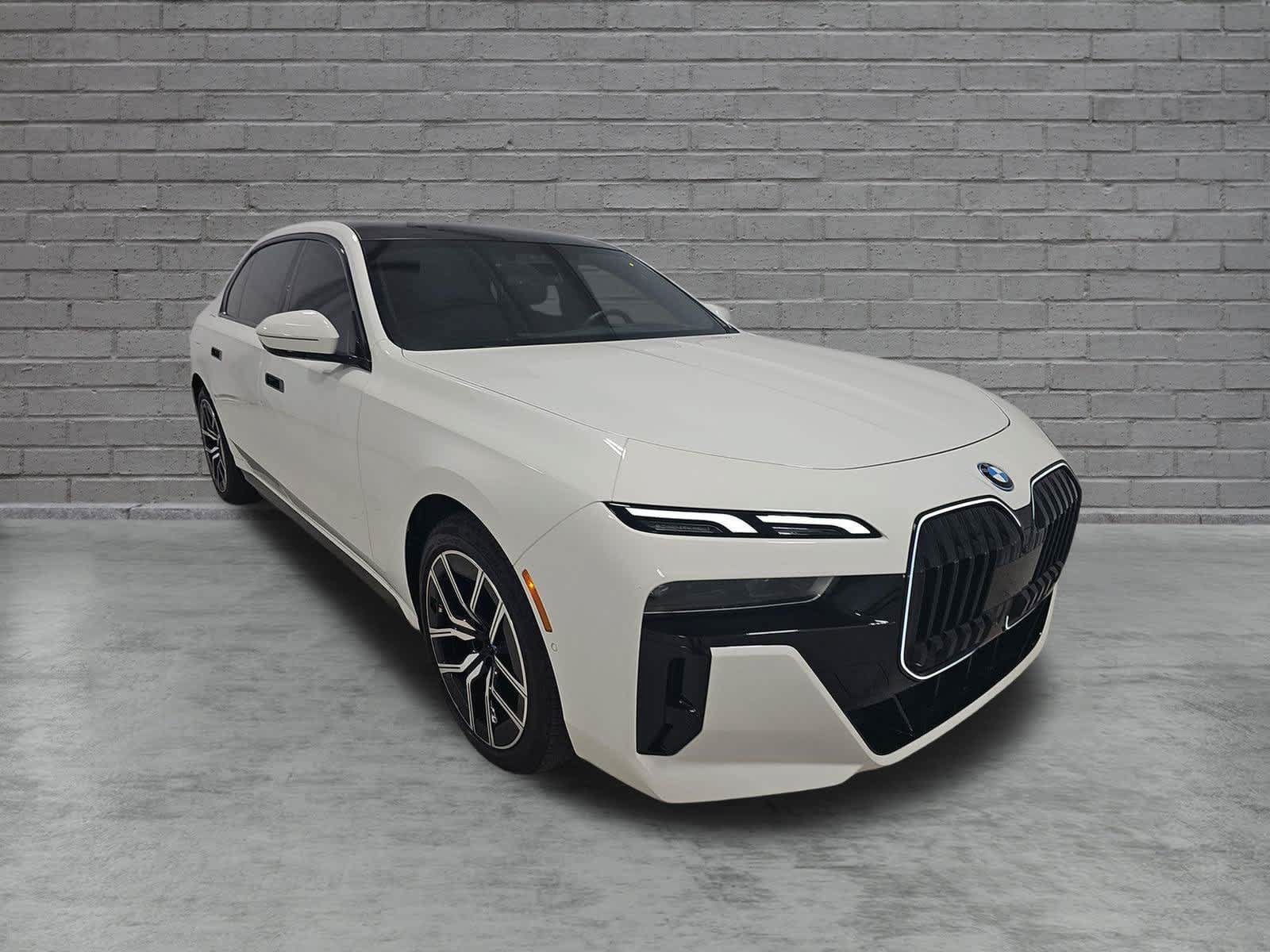 Used 2024 BMW i7 xDrive60 AWD/4WD image 3
