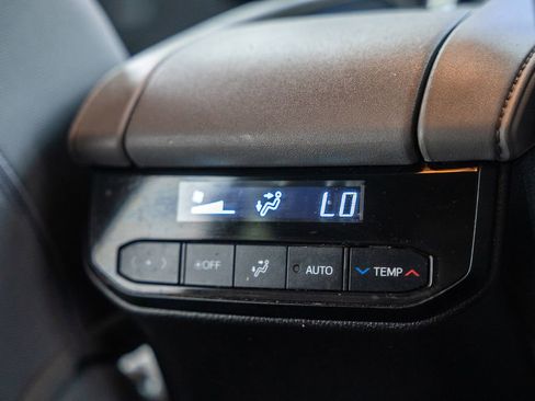 Used 2023 Toyota Highlander LE AWD/4WD image 37