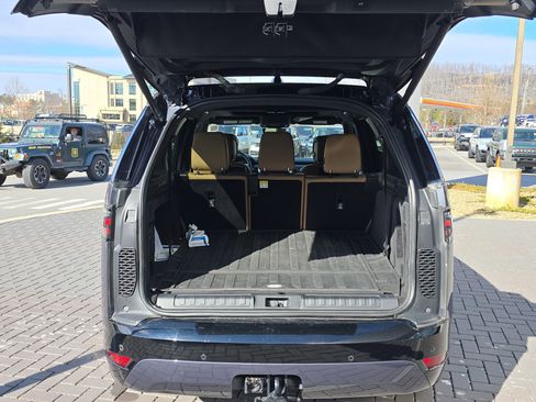 Used 2024 Land Rover Discovery Dynamic SE image 7