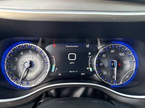 Used 2023 Chrysler Pacifica Touring-L FWD image 32