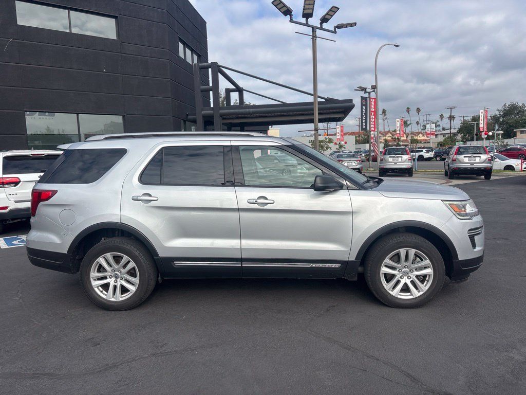Used 2018 Ford Explorer XLT AWD/4WD image 3