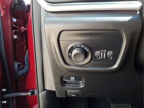 Used 2023 Jeep Grand Cherokee Laredo AWD/4WD image 14