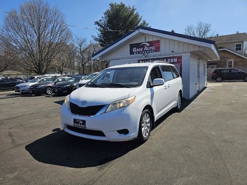 Used 2012 Toyota Sienna LE w/ Towing Pkg AWD/4WD image 4