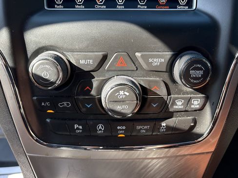 Used 2019 Jeep Grand Cherokee Laredo image 32