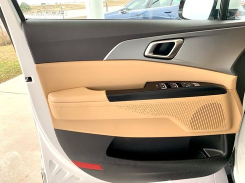 Used 2024 Kia Carnival LX image 10