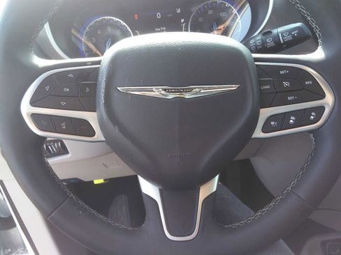 Used 2024 Chrysler Pacifica Touring-L FWD image 17