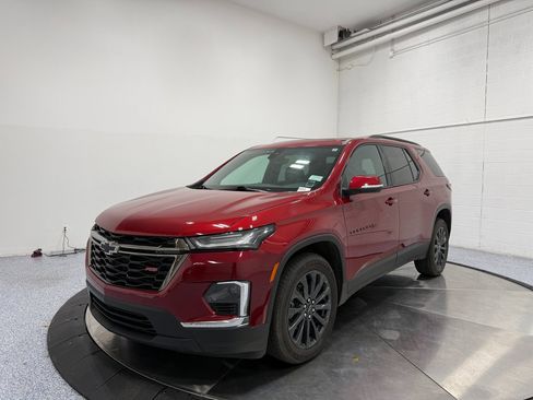 Used 2023 Chevrolet Traverse RS image 3