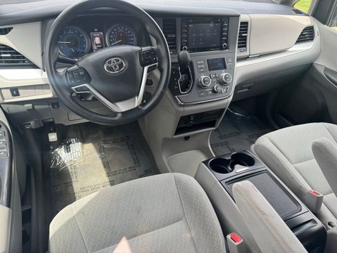 Used 2019 Toyota Sienna LE AWD/4WD image 13