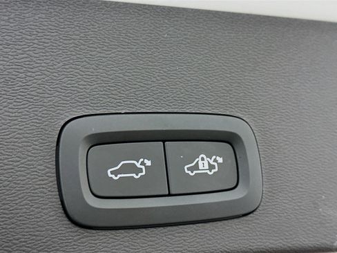 Used 2025 Volvo XC40 B5 Core image 31