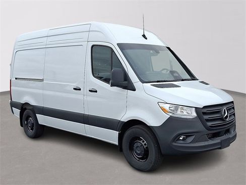 Used 2025 Mercedes-Benz Sprinter 2500 image 3