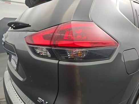 Used 2020 Nissan Rogue SV image 19