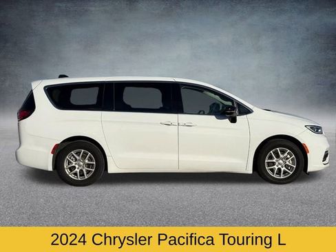 Used 2024 Chrysler Pacifica Touring-L image 2