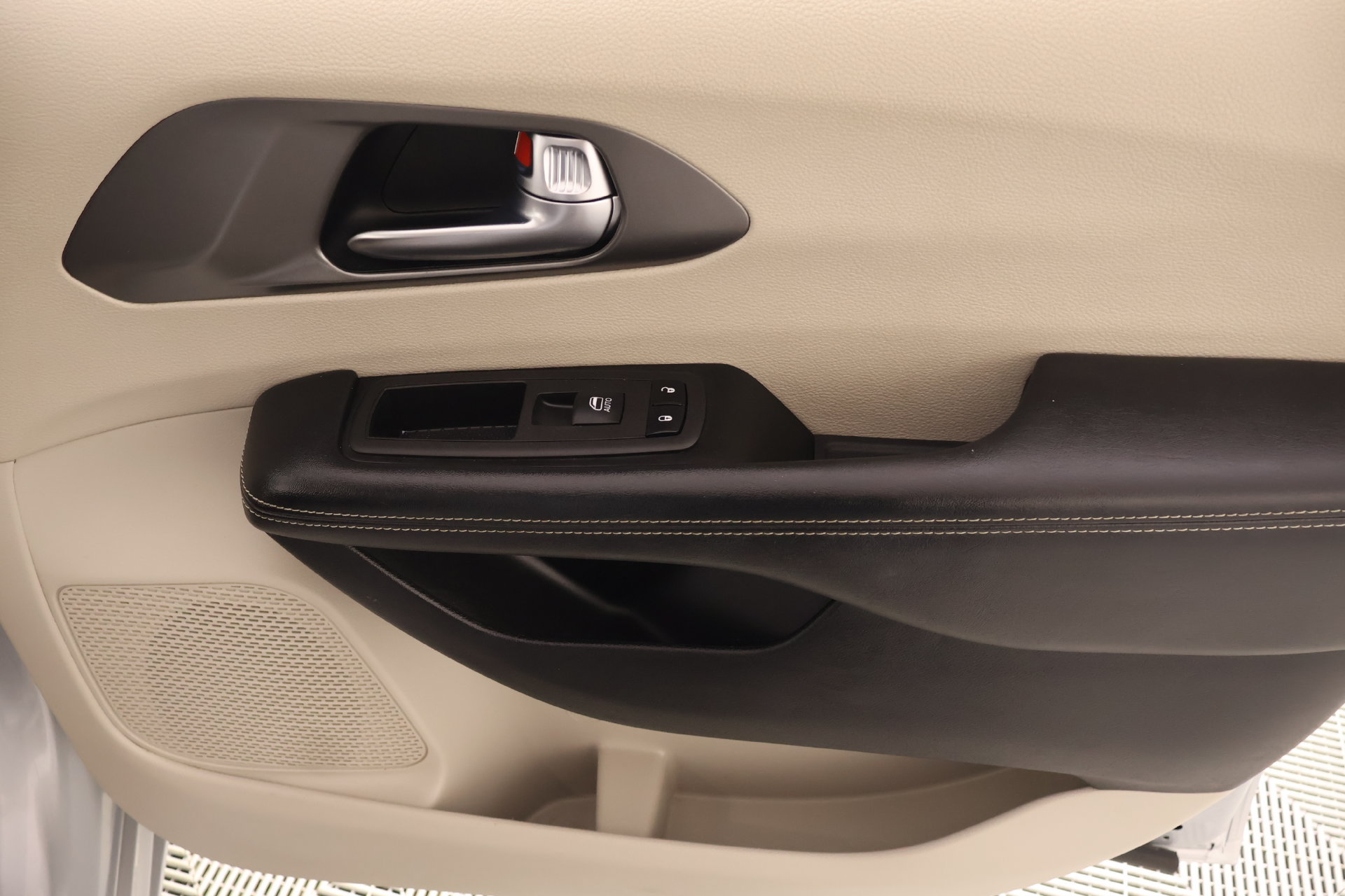 Used 2023 Chrysler Pacifica Touring-L FWD image 16