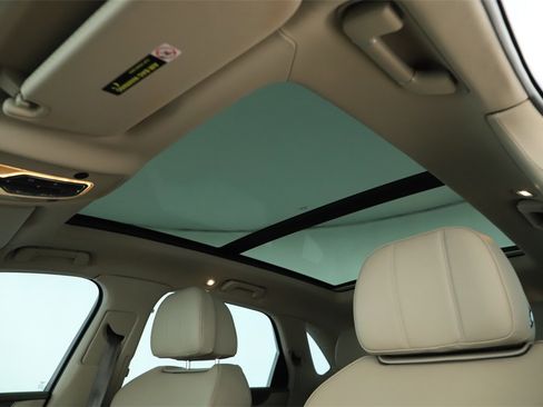 Used 2021 Bentley Bentayga Base image 26