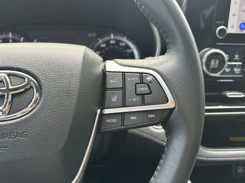 Used 2023 Toyota Highlander XLE AWD/4WD image 15